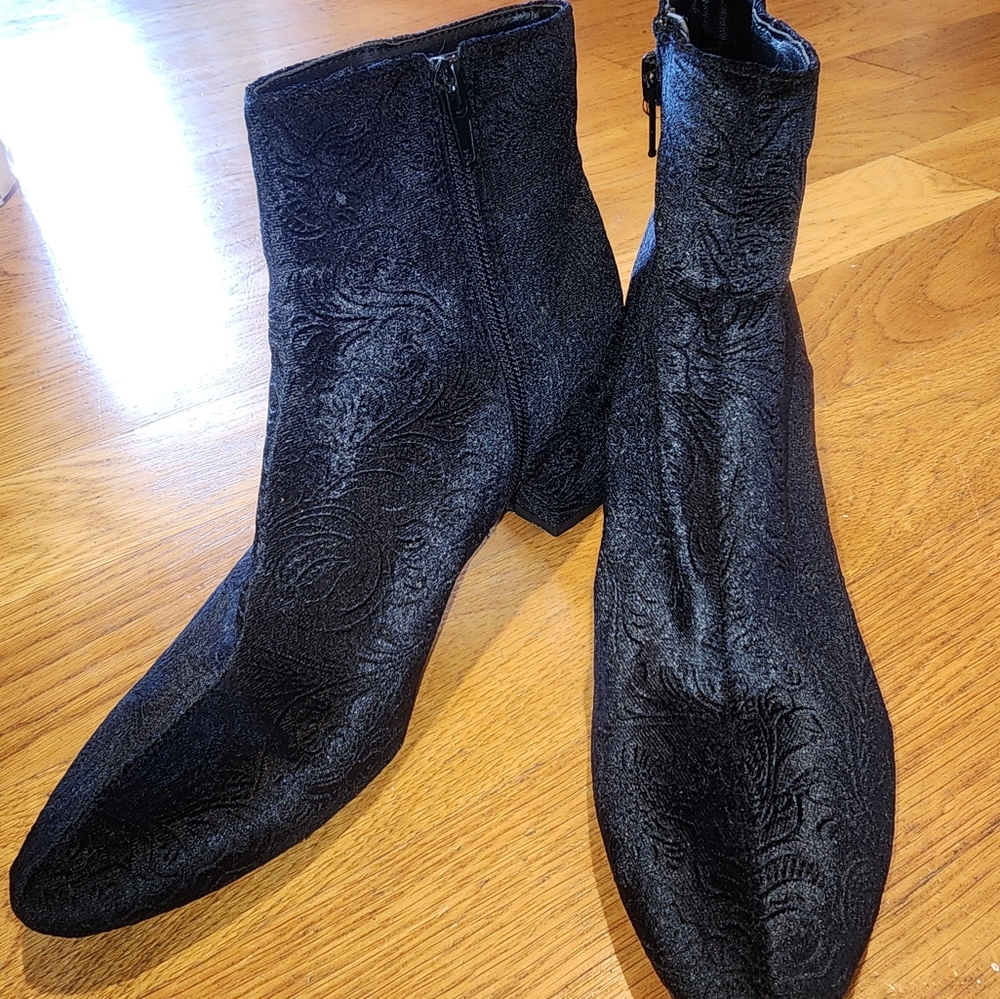 Elegant UNISA black velvet paisley embossed Boots size 8
